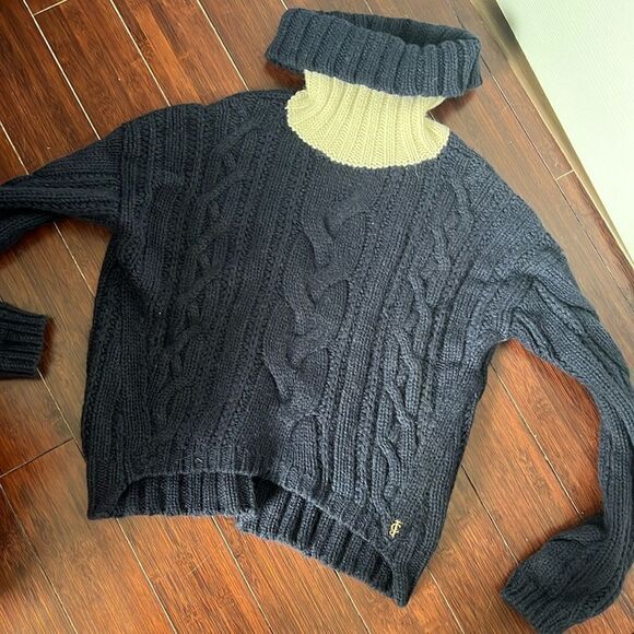 BRAND NEW Juicy Couture Size Large Sweater - Turtle Neck - Excellent Condition - Picture 1 of 3